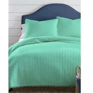 CROWN & IVY NWT POM POM QUILT SET.